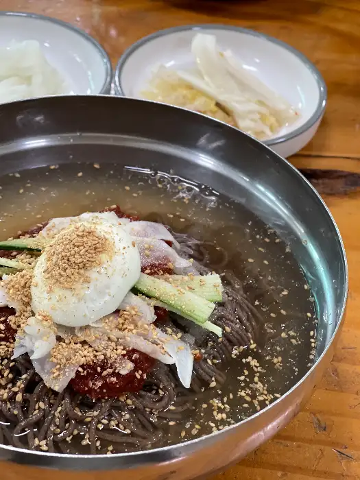 푸짐한 비빔막국수 비주얼, 윤기가 흐르는 양념과 메밀면