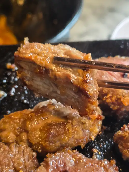 젓가락으로 집어 올린 규카츠 조각