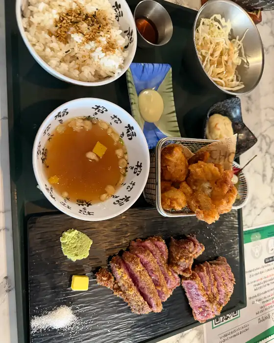 전체적으로 차려진 규카츠 세트 메뉴