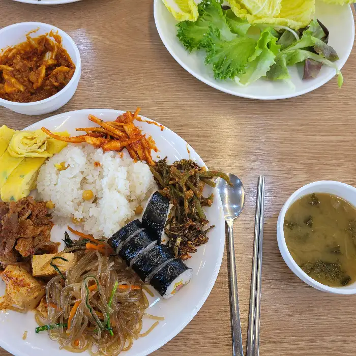 쌈 채소와 겉절이, 그리고 국물이 담긴 그릇