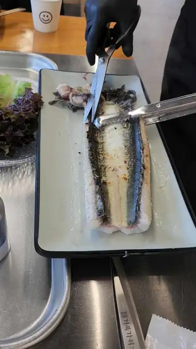 직원이 능숙하게 장어를 손질하는 모습