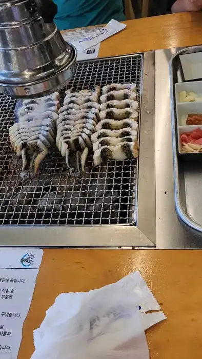 잘 구워진 장어 조각들이 숯불 위에서 익어가는 모습