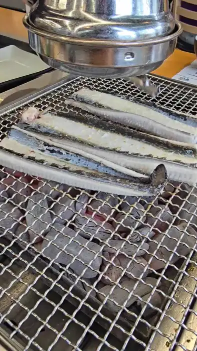 숯불 위에서 익어가는 장어의 표면