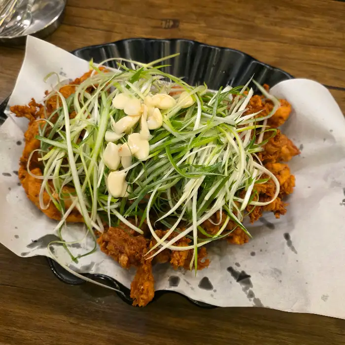 수북한 파채가 올라간 신흥파닭