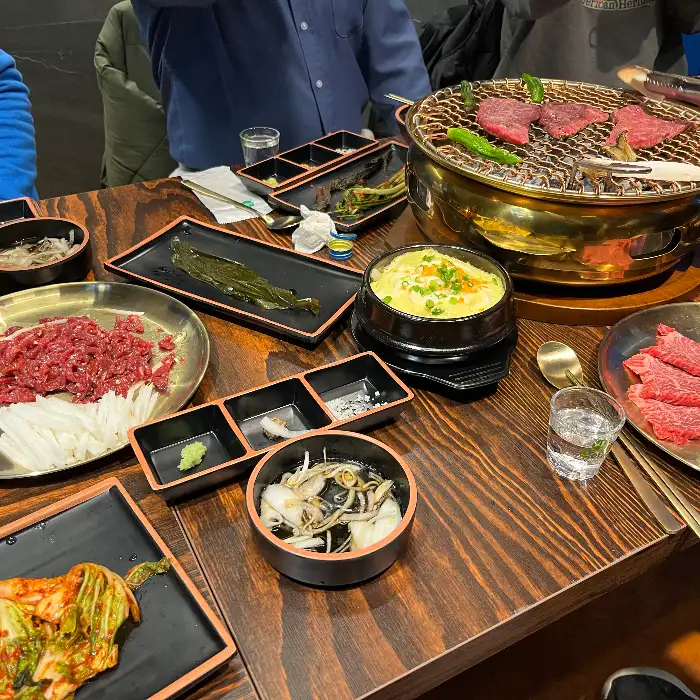 테이블 위에 차려진 푸짐한 고기와 반찬들