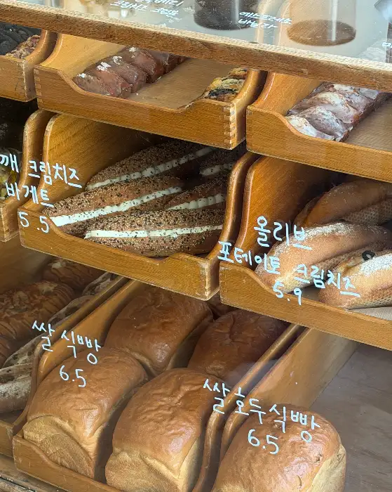 무화과 크림치즈 바게트와 쌀 식빵 등 다양한 빵 사진