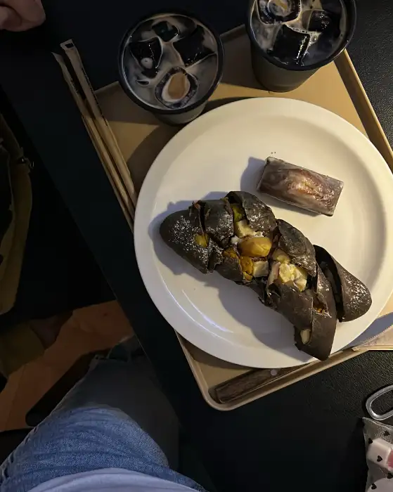 따뜻한 아메리카노와 빵이 놓여있는 테이블