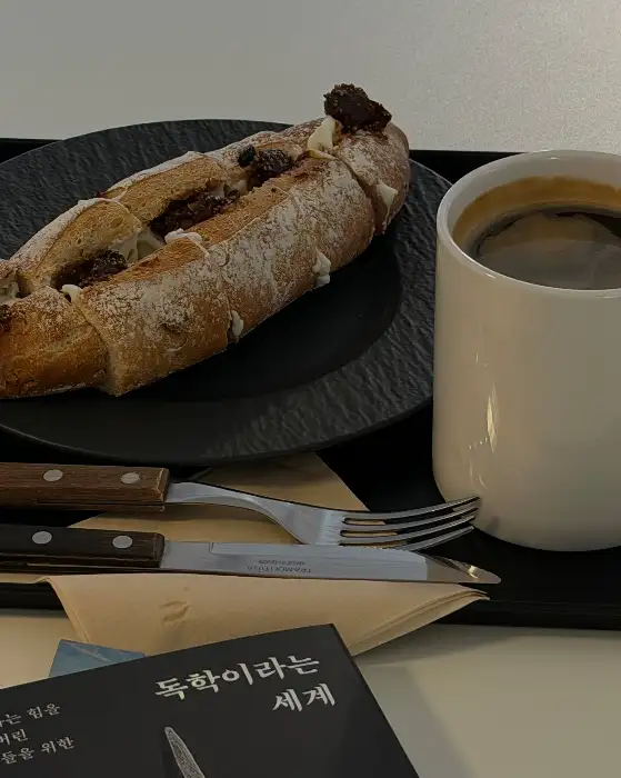 커피와 빵이 함께 놓여있는 클로즈업 사진