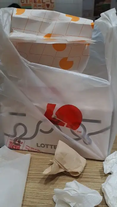 포장된 햄버거와 감자튀김이 담긴 봉투