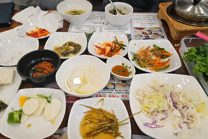 다양한 밑반찬이 놓인 테이블 모습