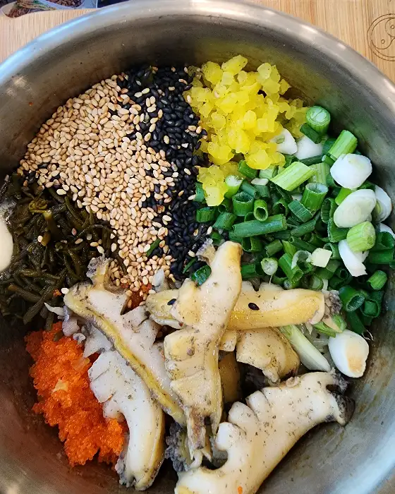 신선한 전복이 올라간 솥밥