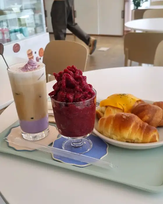 음료와 빵이 함께 담긴 트레이