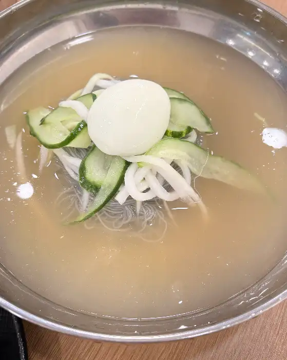 따뜻한 육수가 담긴 그릇