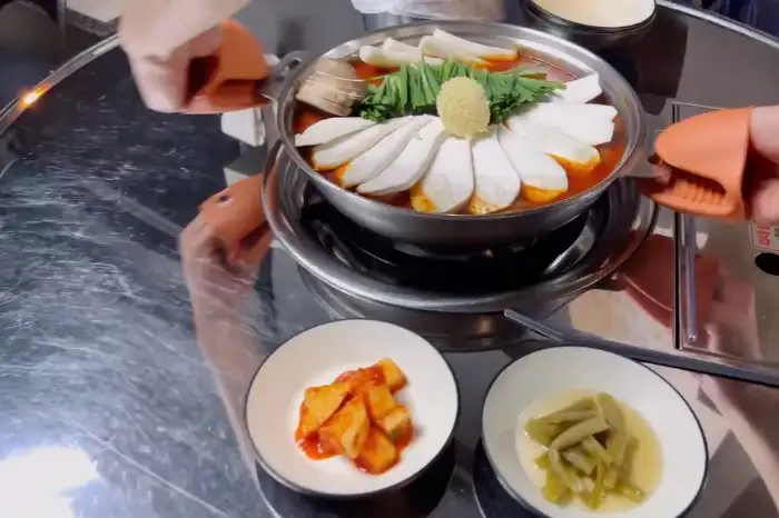 팬에 볶아진 볶음밥의 클로즈업 샷. 밥알 사이사이 김치와 김가루가 보인다.