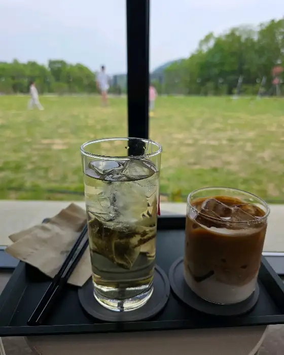 아이스 아메리카노와 오미자차