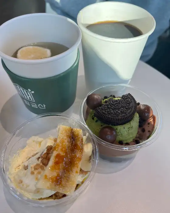 야외 테이블과 파라솔