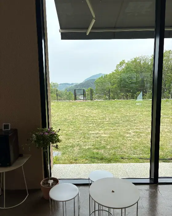 실내 테이블과 창밖 풍경