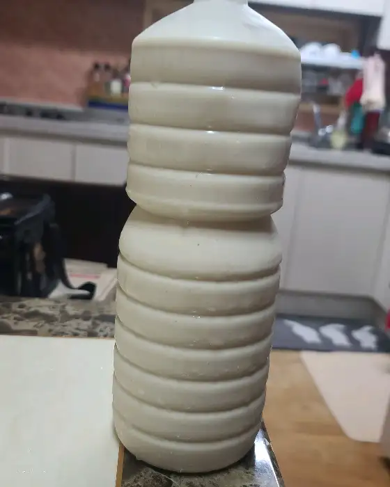 걸쭉한 콩국물이 담긴 페트병