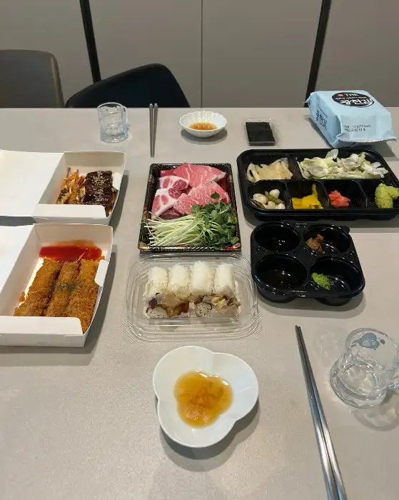 다양한 구성의 해산물과 밥, 튀김 등