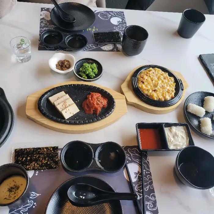 테이블에 세팅된 다양한 음식들