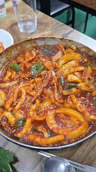 매콤한 양념에 볶아진 오징어볶음