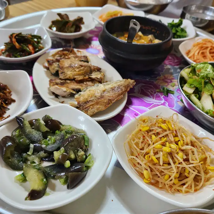 다양한 나물 반찬과 함께 나온 비빔밥