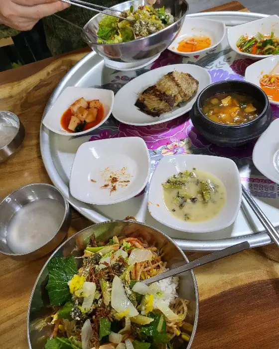다양한 음식이 담긴 개인 접시들
