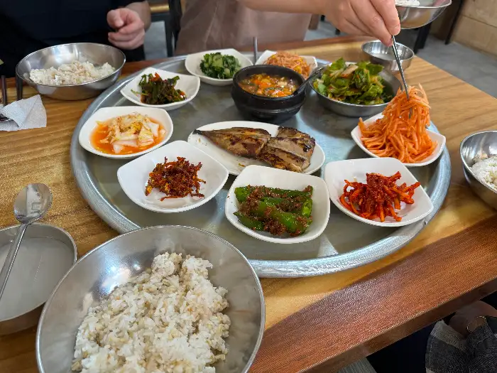 한상 가득 차려진 보리밥 정식