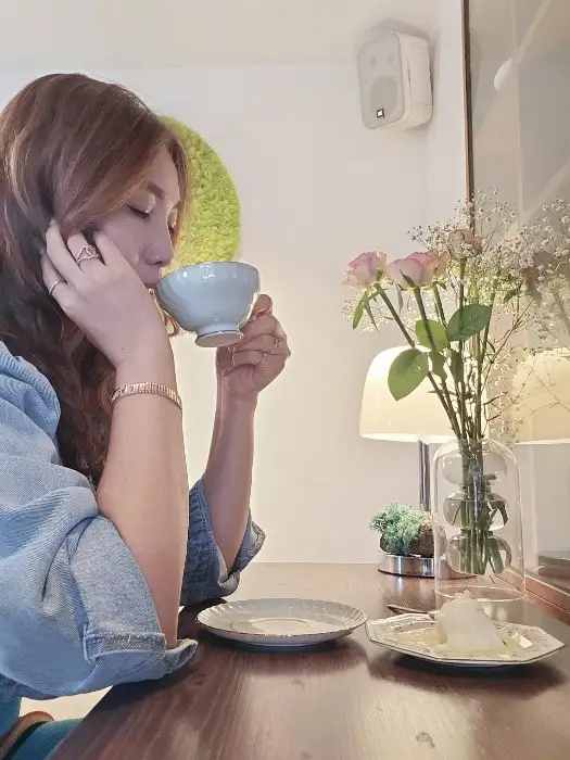 커피잔을 들고 있는 사람의 모습