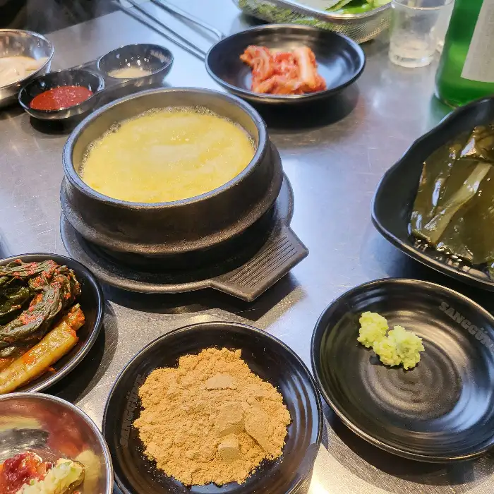 다양한 밑반찬과 계란찜, 쌈 채소