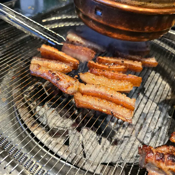 숯불 위에서 익어가는 돼지껍데기