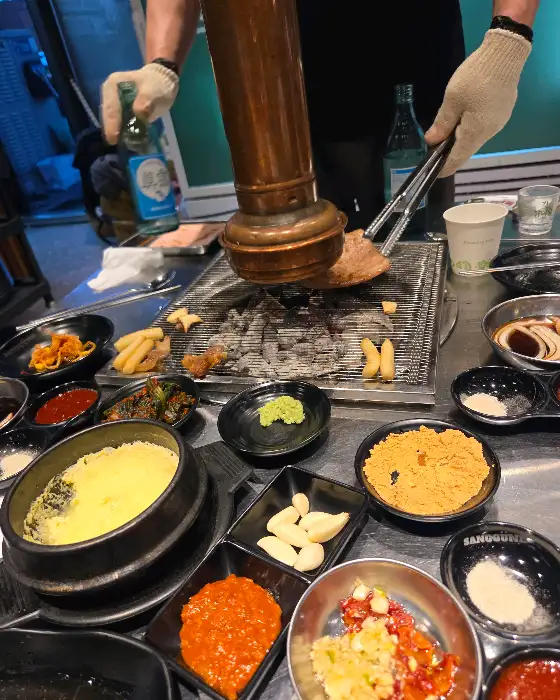 다양한 찬과 함께 놓인 테이블 풍경