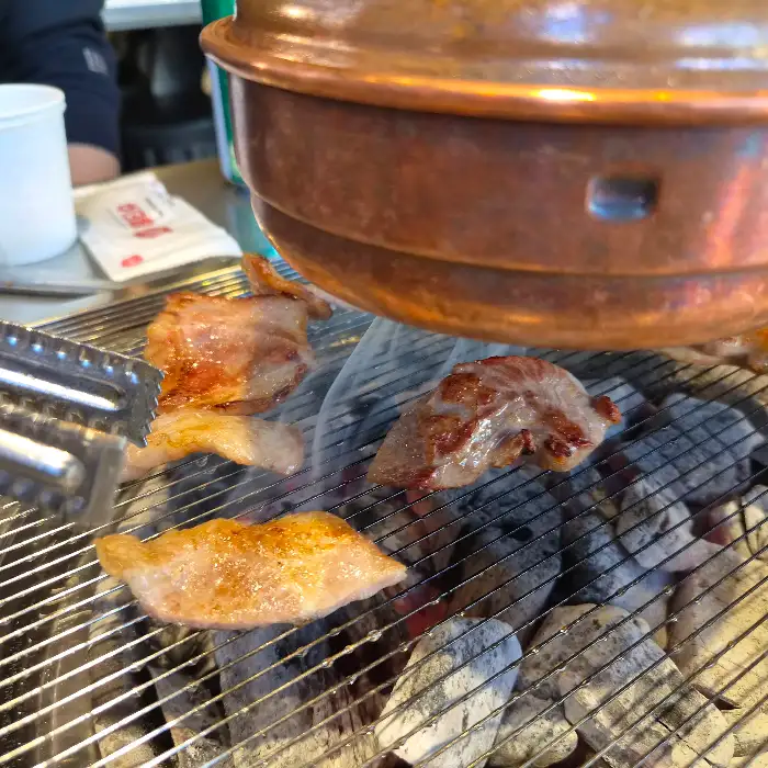 숯불 위에서 익어가는 삼겹살 부위