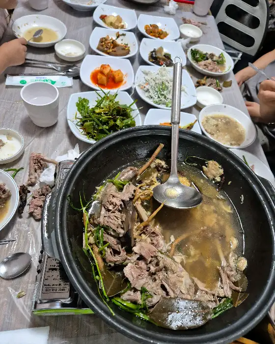 백숙이 담긴 냄비와 반찬들
