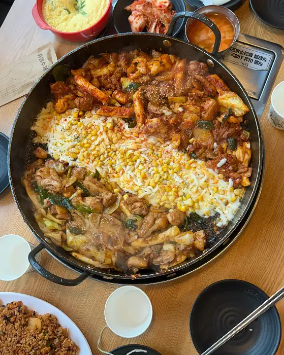 푸짐하게 담긴 닭갈비와 볶음밥, 샐러드