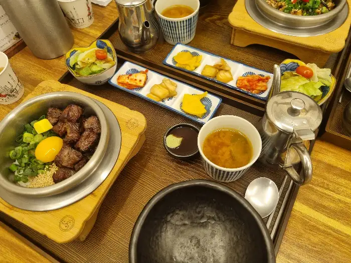 스테이크 솥밥과 밑반찬