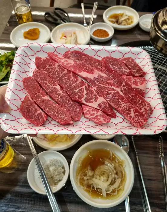 신선하고 마블링이 좋은 소고기 모둠