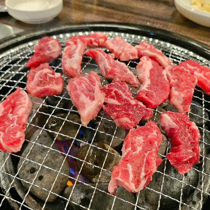 숯불 위에서 익어가는 다양한 부위의 소고기