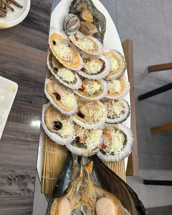 신선한 조개와 새우, 가리비 등 다양한 해산물 모둠