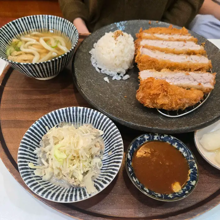 푸짐한 돈까스와 우동이 담긴 백소정의 메뉴