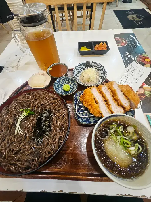 모듬 카츠와 소바, 그리고 곁들임 메뉴가 준비된 백소정의 식사
