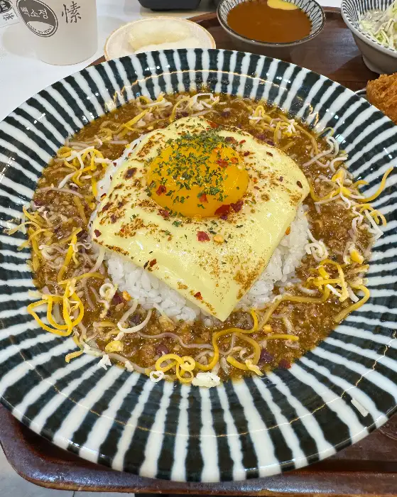 고소한 치즈가 듬뿍 올라간 카레 덮밥