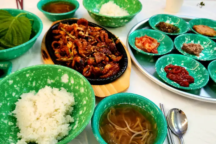 쭈꾸미 볶음과 밥, 국, 밑반찬