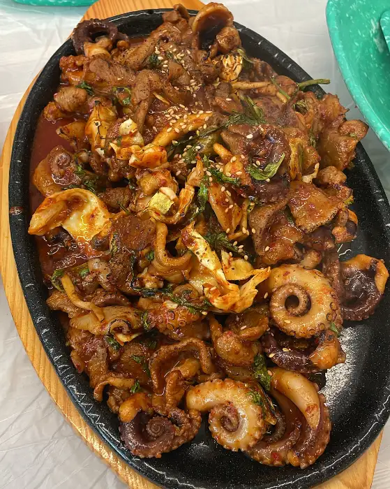 접시에 담긴 쭈꾸미 볶음 클로즈업