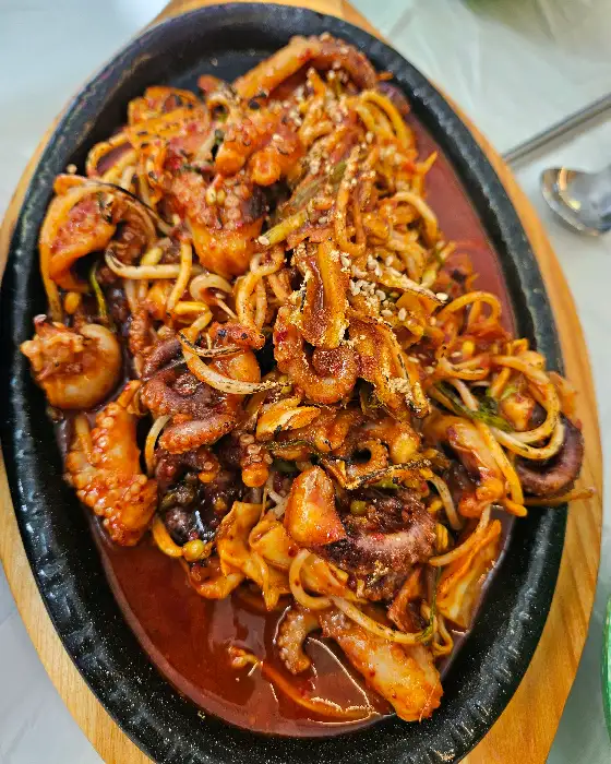 밥에 비벼 먹기 직전의 쭈꾸미 볶음