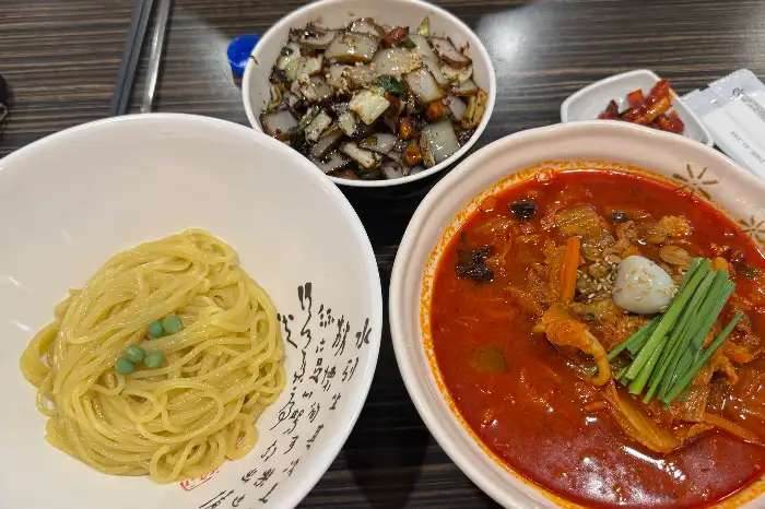 주문한 짬뽕, 짜장면, 탕수육이 함께 나온 모습