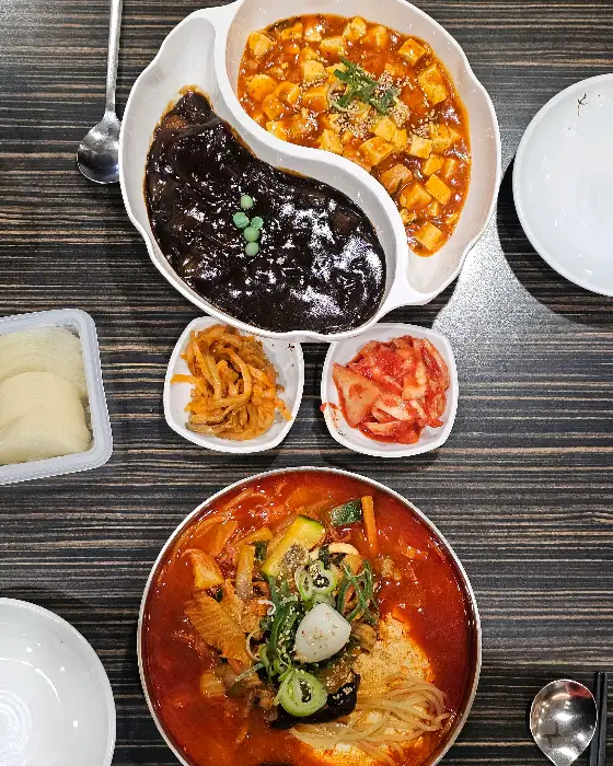 짜장면과 게살볶음밥, 짬뽕 국물이 함께 나온 모습