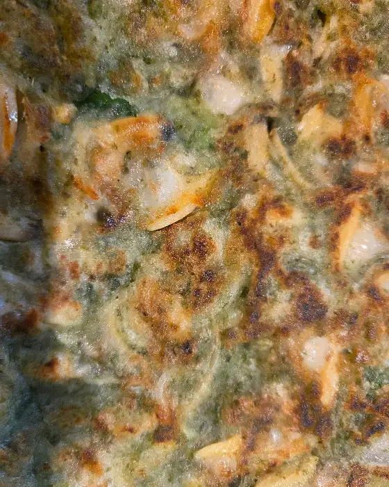 바삭하게 부쳐진 꼬막전의 모습
