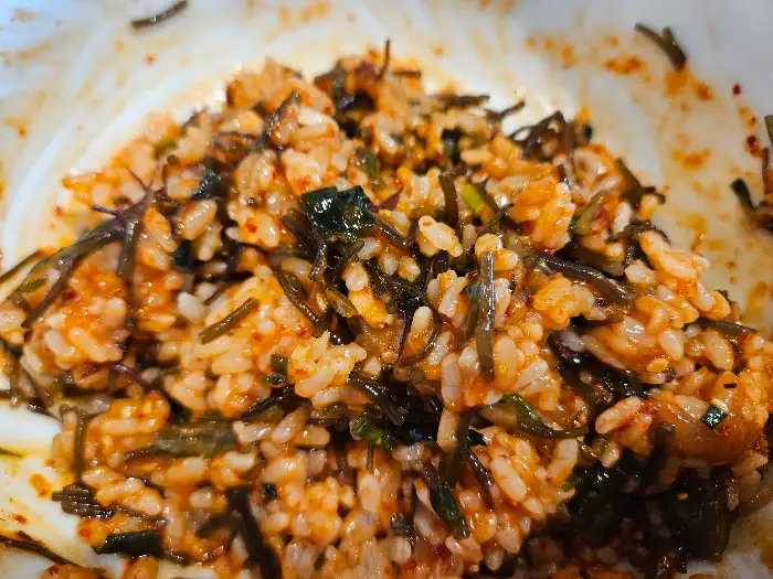 비벼진 해초 비빔밥의 모습