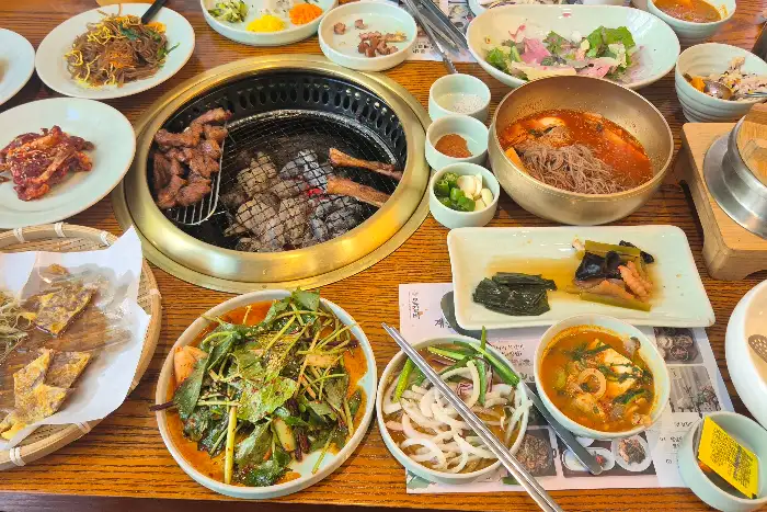 몯갈비에서 제공되는 다양한 음식